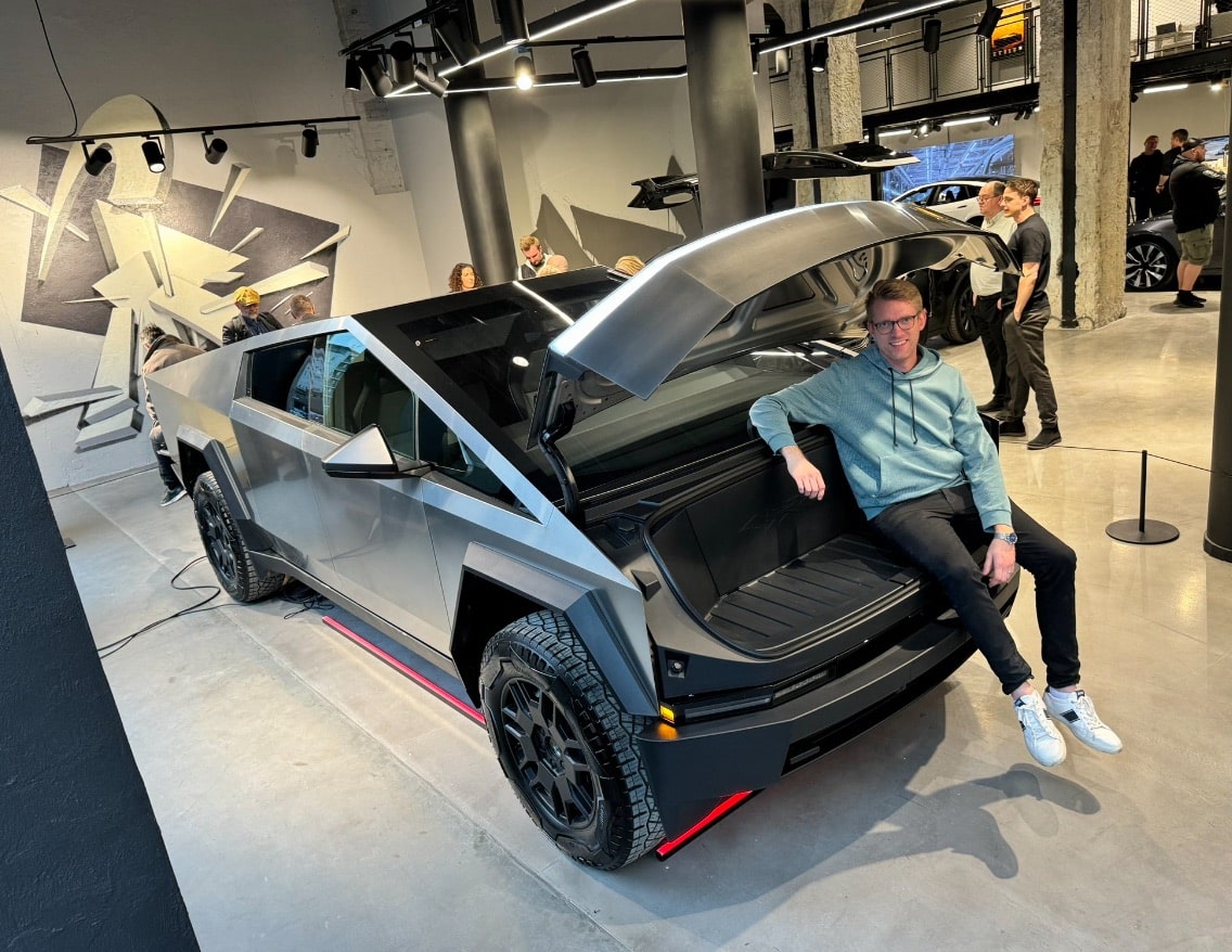 Tesla Opens New Showroom In Sweden