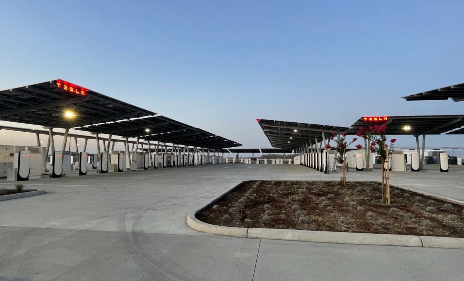 Tesla Opens World’s Largest Supercharger In California With 164 Solar-Powered Stalls 1 Tesla Opens World’s Largest Supercharger In California With 164 Solar-Powered Stalls